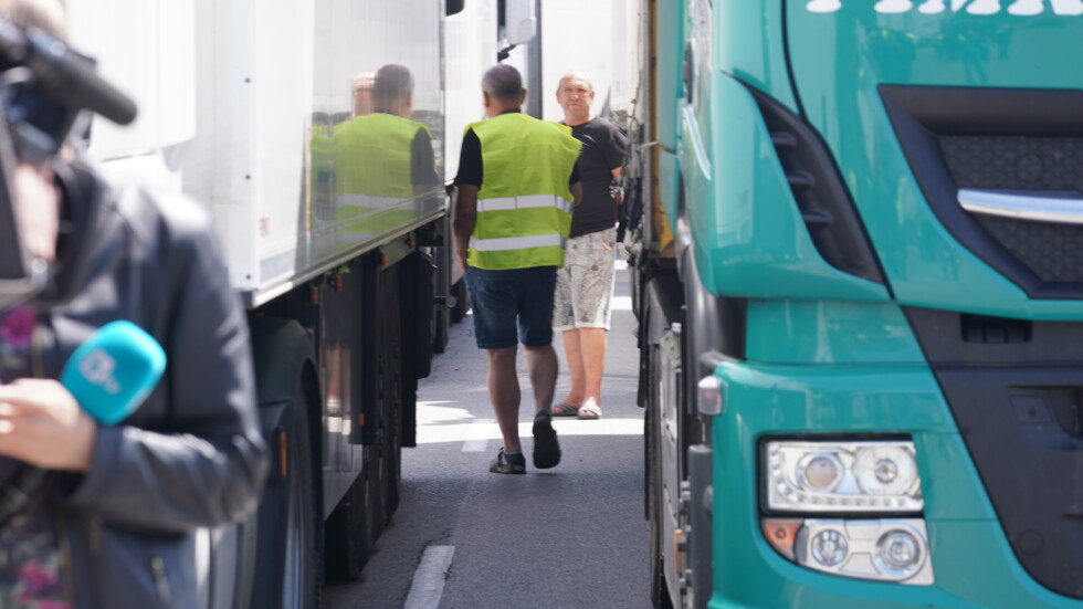Протестът на превозвачите в Пловдив: Камиони се струпват на „Цариградско шосе“
