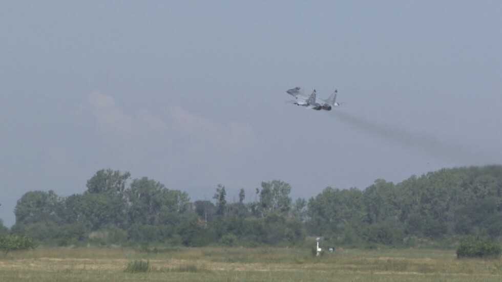 Заради сигнал за взривно устройство: Български МиГ-29 са оказали помощ на пътнически самолет