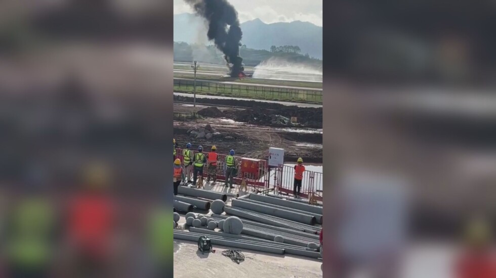 Самолет излезе от пистата и пламна при излитане на летище в Китай