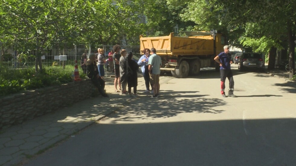 Жива верига срещу строителна техника: Пловдивчани в защита на зелени площи