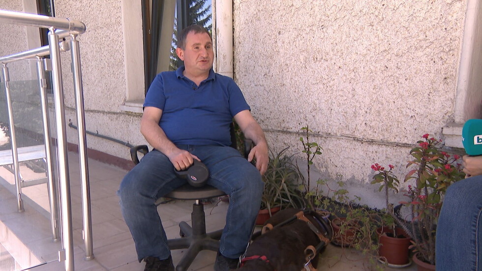 Незрящ човек беше изгонен от няколко храма в София заради куче водач