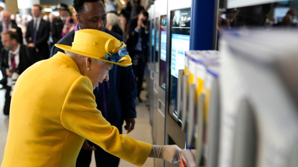 По-лъчезарна от всякога: кралица Елизабет си купи билетче за метрото