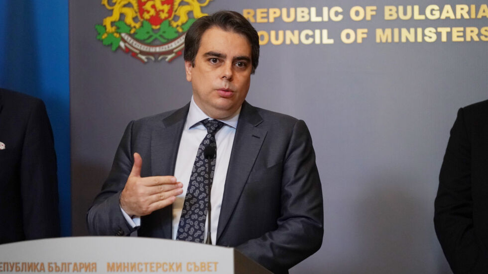 Асен Василев: Тристранката подкрепи макар и не единодушно трите бюджета