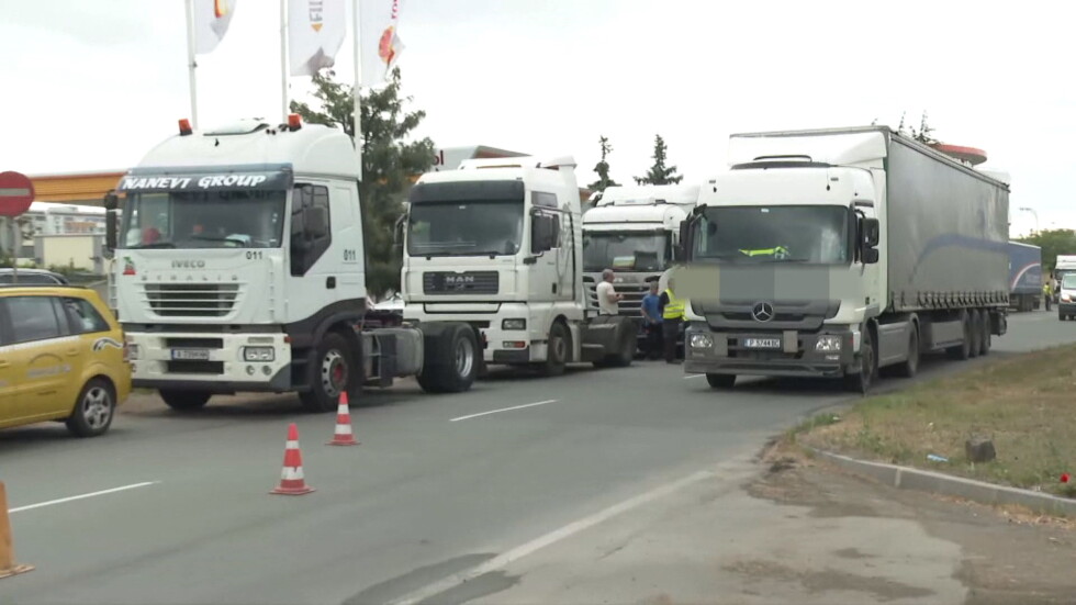 Под обсада: Протест на превозвачите блокира големите градове в страната (ОБЗОР)