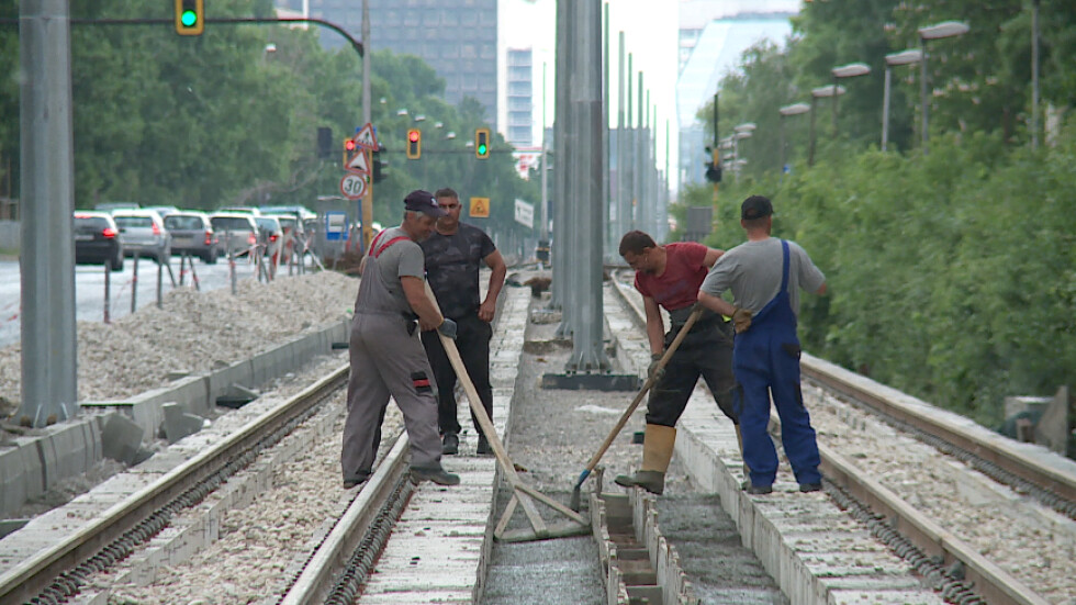 Защо ремонтът на трамвайна линия предизвика спор между Столична община и МРРБ?