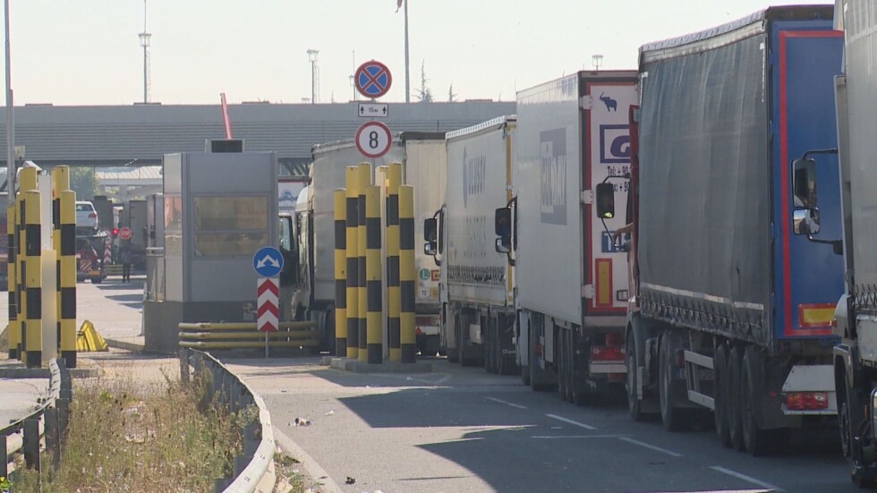 Стотици камиони задръстиха входа на България при "Капитан Андреево"