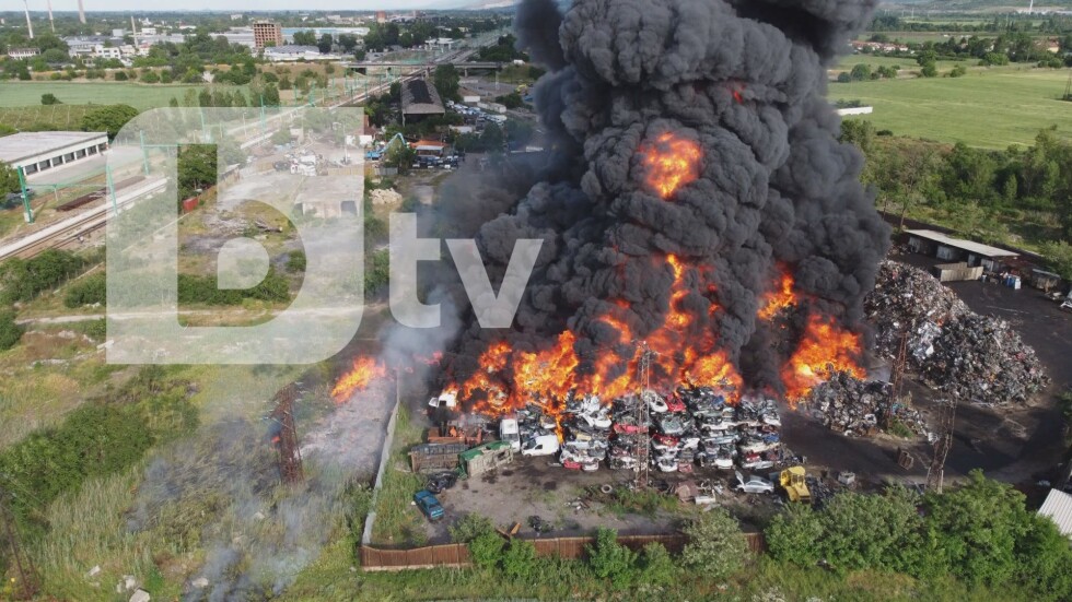 Пожар в Пазарджик: Запали се площадка за рециклиране на коли (СНИМКИ И ВИДЕО)