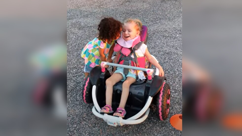 Невероятно приятелство: Момиченце окуражава своя приятелка в инвалидна количка (ВИДЕО)