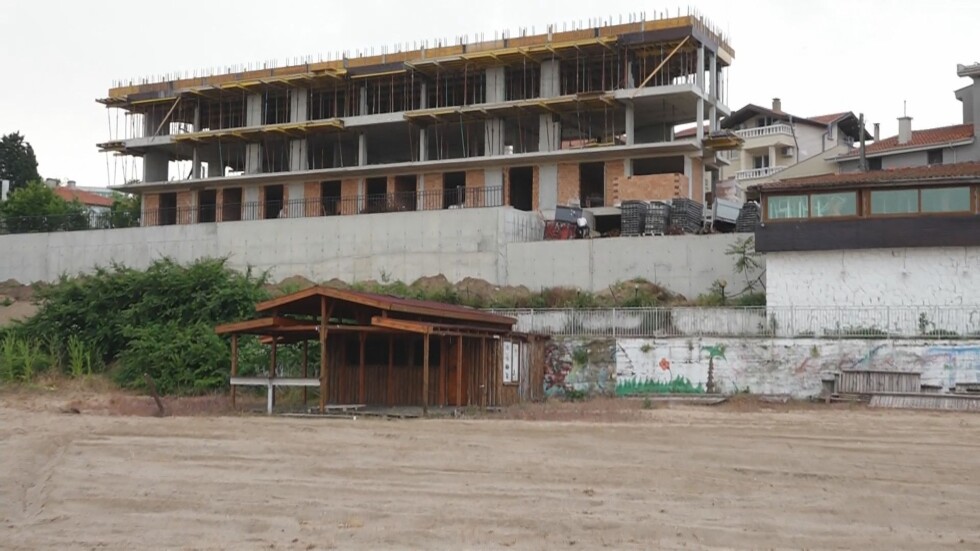 Строи ли се нова подпорна стена тип "хотел" на морския бряг?