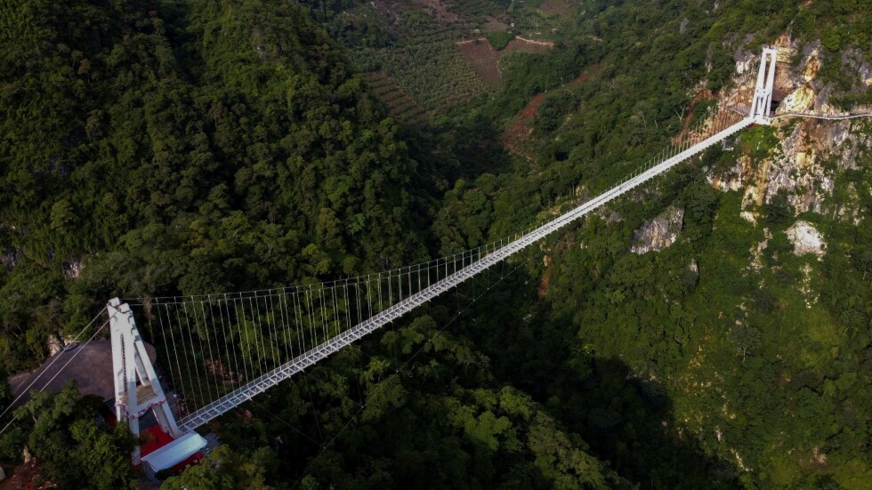 „Белият дракон“: Откриха най-дългия стъклен мост в света (СНИМКИ И ВИДЕО)