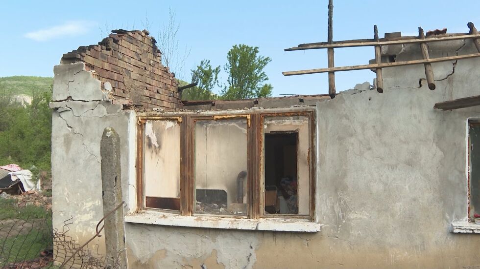 След пожар: Семейство с шест деца остана без дом (СНИМКИ)