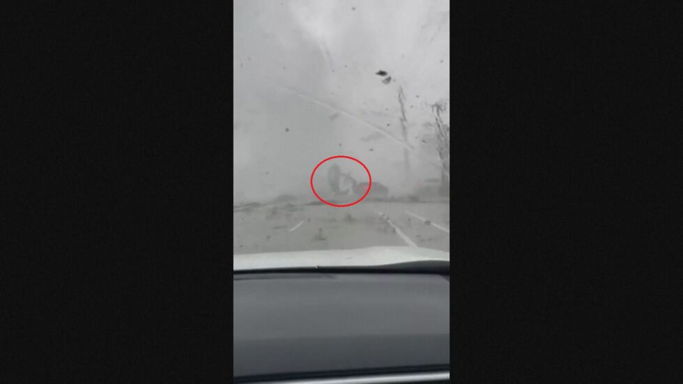 Торнадо обръща кола в драматични кадри на очевидец (ВИДЕО)
