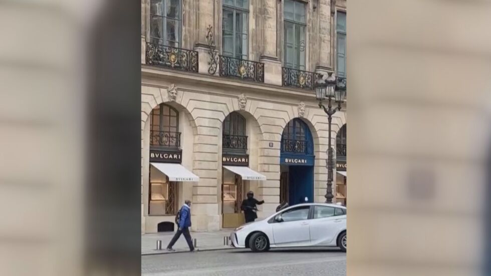 Въоръжен грабеж на магазин за луксозни стоки в Париж (ВИДЕО)
