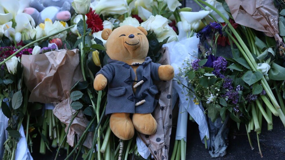 Цветя, играчки и запалени свещи в памет на застреляните деца в Белград (СНИМКИ)