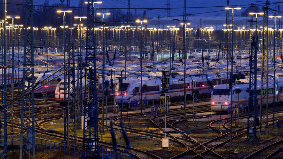 Влак се вряза в работници край Кьолн, двама загинаха