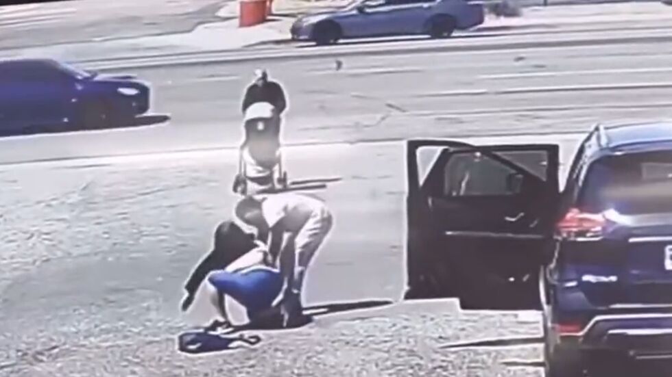 Смразяващо видео: Мъж спаси бебе, количката тръгнала към оживена магистрала