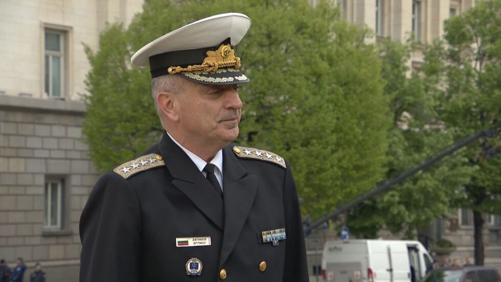  Адмирал Ефтимов пред bTV: Изпитанията са доста, само че армията е на своя пост 