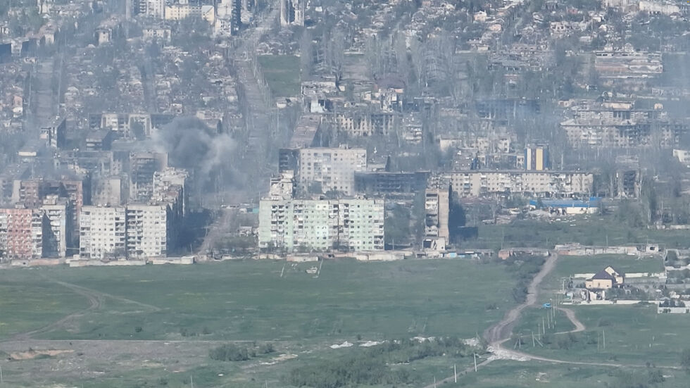 Кадри от военен дрон показват експлозия на снаряд в Бахмут (ВИДЕО)