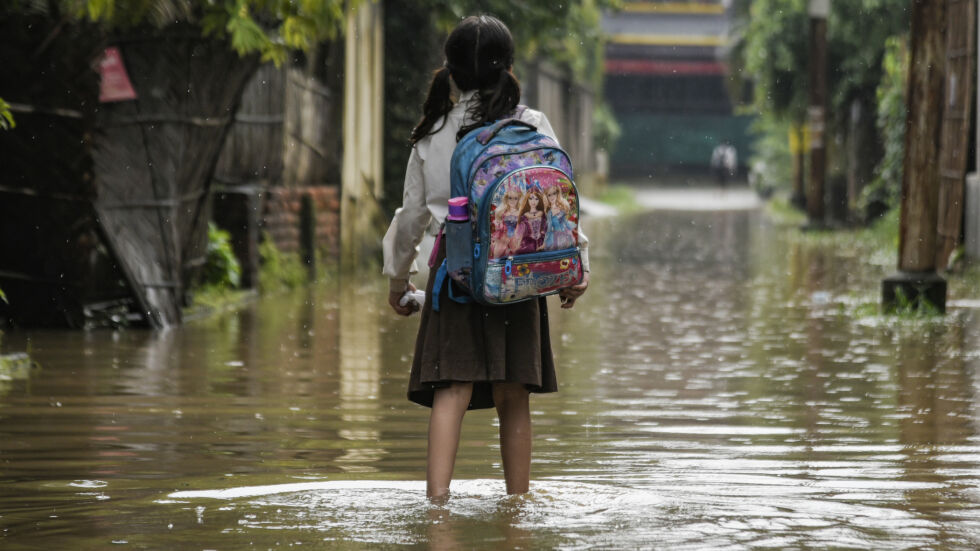 Евакуираха училища заради наводнения в Нова Зеландия, издирва се дете