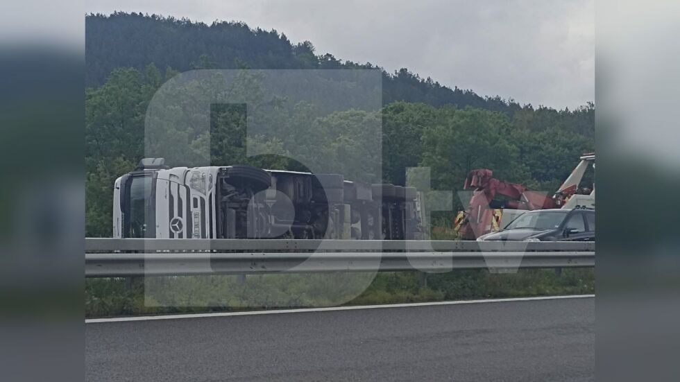 Турски камион се обърна на "Тракия", шофьорът е откаран в болница (СНИМКИ)