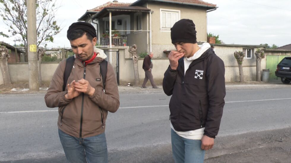 Екип на bTV се натъкна на мигранти в Ямболско (ВИДЕО)