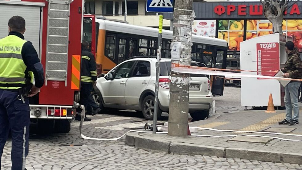 Кола удари пешеходец в Горна Баня, той попадна под автобус (СНИМКИ)
