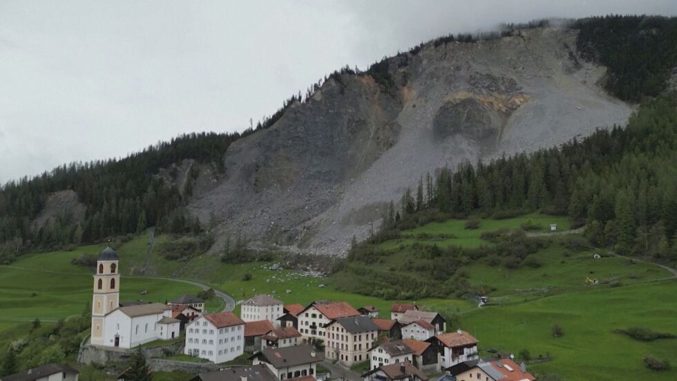 Швейцарците евакуират цяло село заради опасно свлачище (ВИДЕО)