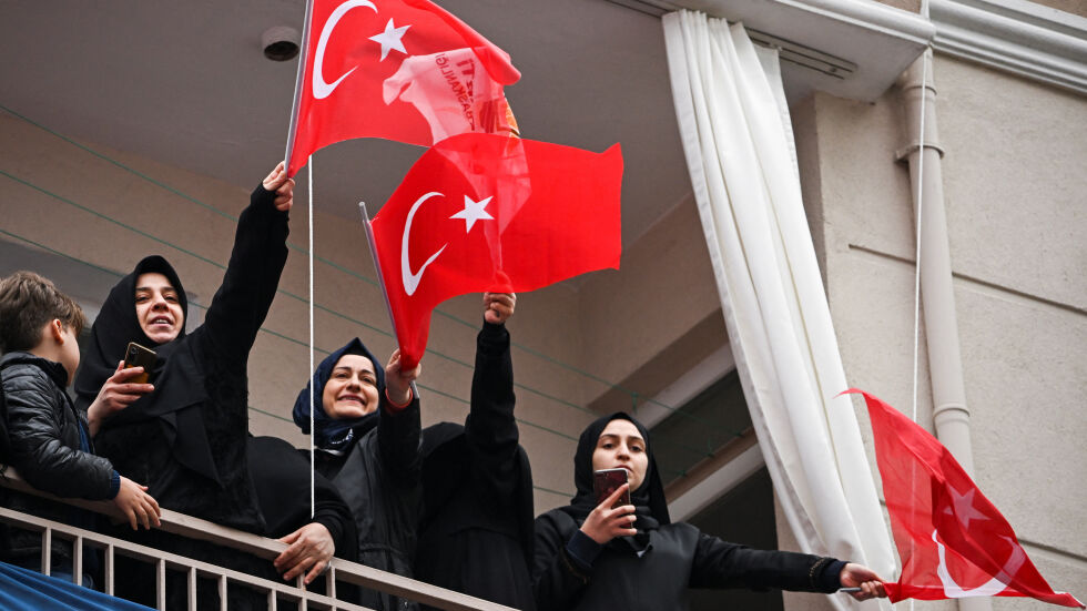 "Ако не спечели Ердоган, ще тръгнем назад": Оспорвани избори в Турция