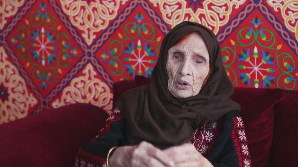 „Прокълнати сме“: 97-годишна жена остана за втори път без дом след нападения в Газа (ВИДЕО)
