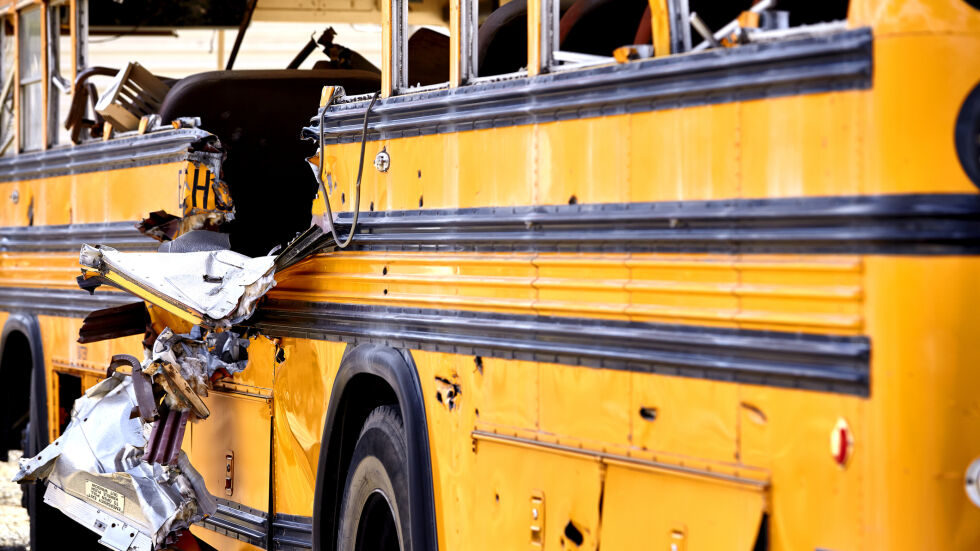 Камион се вряза в училищен автобус в Мелбърн, шест деца са тежко пострадали