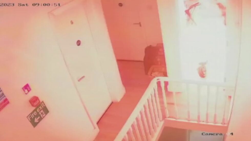 Това не се случва само у нас: Моментът, в който тротинетка се взривява в къща в Лондон (ВИДЕО)