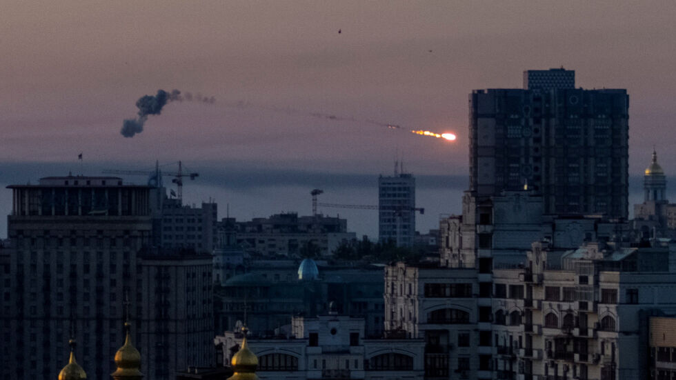 Руски въздушни атаки в Киев, хората са призовани да останат в бомбоубежищата