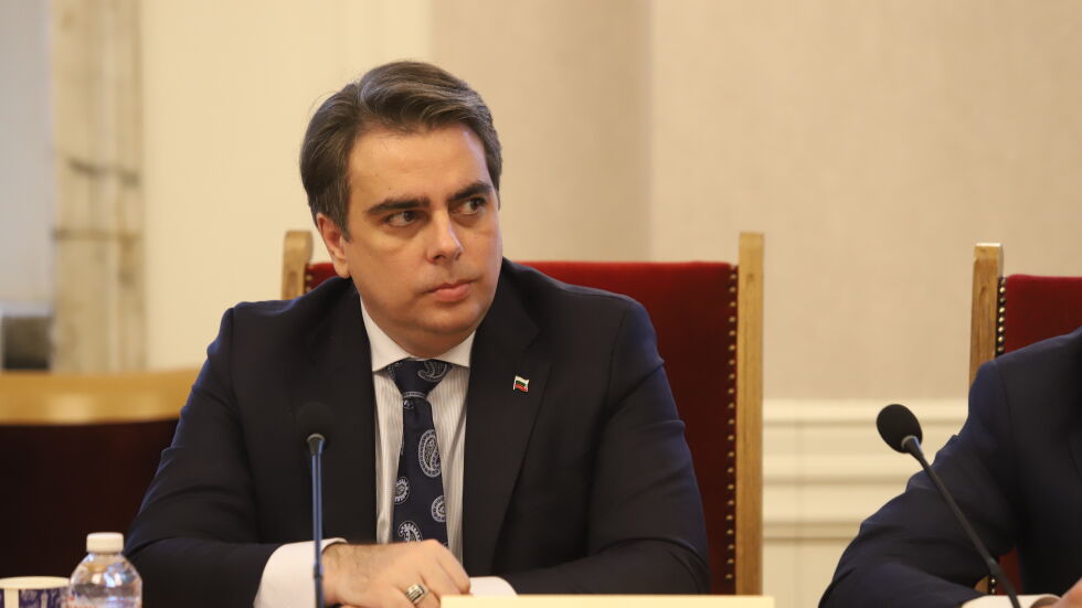 Асен Василев: Силно се надявам да не изберем правителство през задния вход 