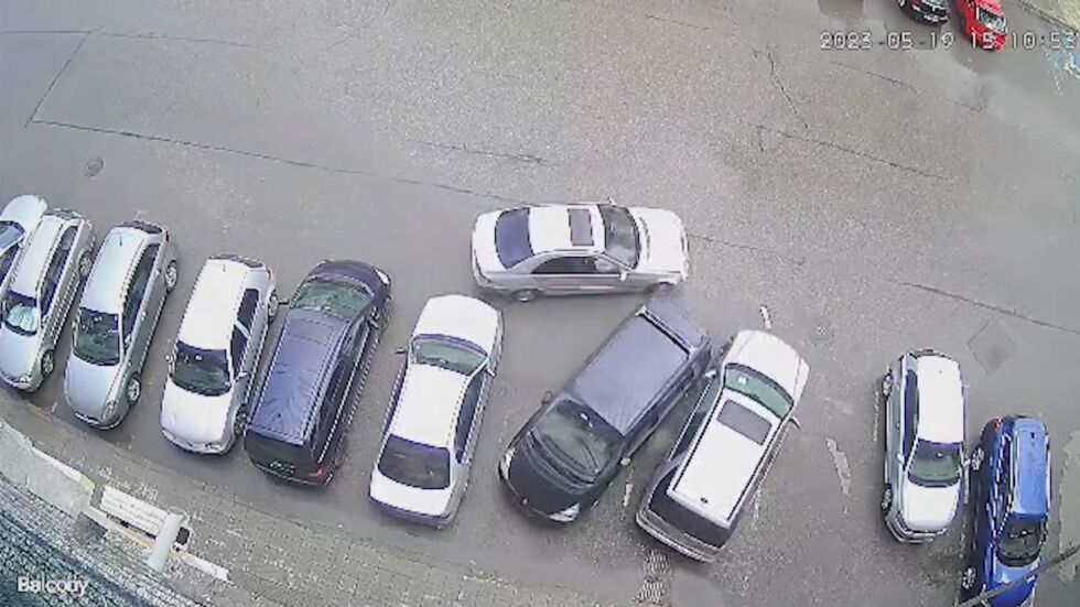 Опасен дрифт в жилищен квартал в Ямбол: Шофьор удари паркирани коли