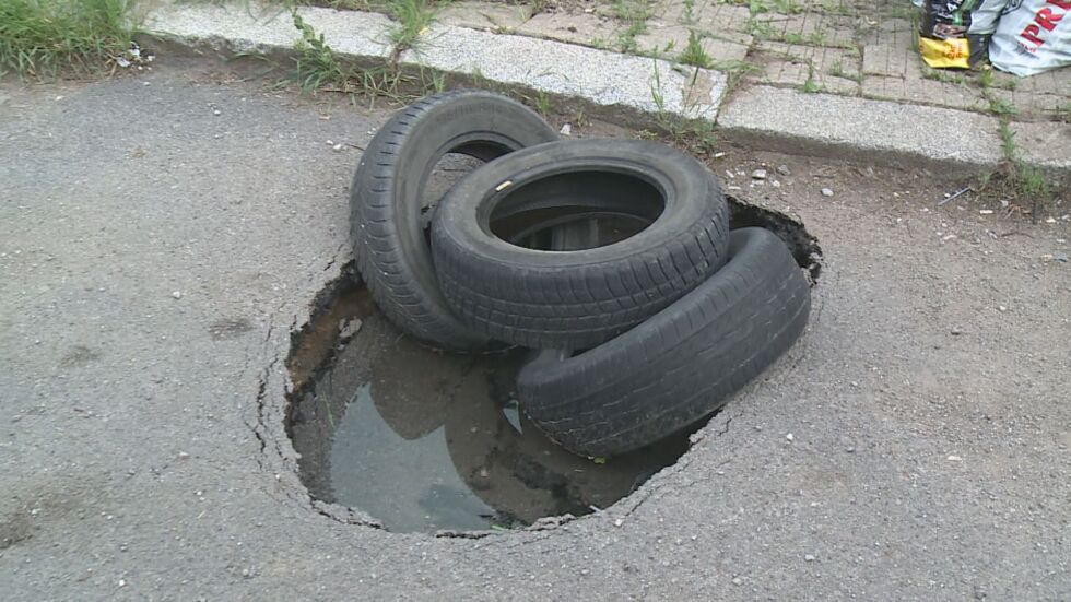 Огромна дупка пред дома на учителка в Перник посреща абитуриентите на бала
