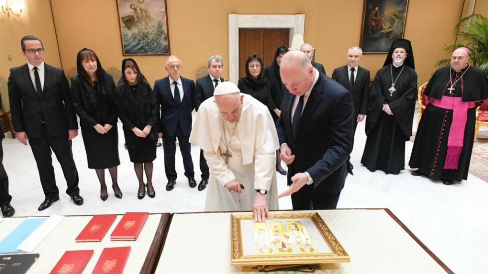 Росен Желязков подари на папата икона на светите братя от златни и сребърни конци (СНИМКИ)