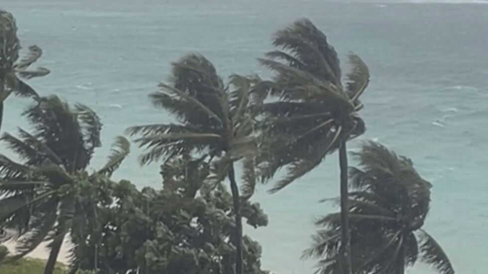 Тайфунът „Мавар“ връхлетя остров Гуам с 240 км/ч (ВИДЕО)
