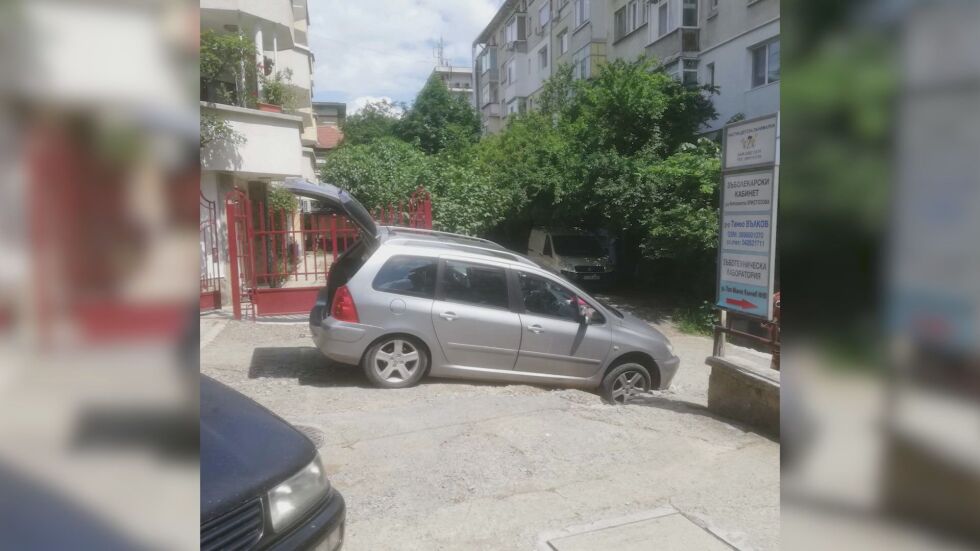 Кола пропадна в дупка в Стара Загора: Защо не е била обезопасена улицата? 