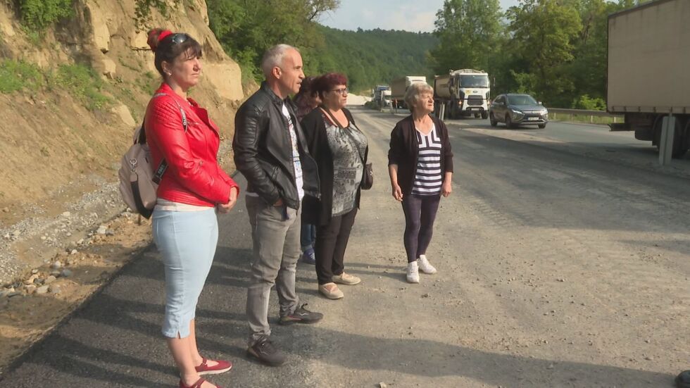 Закъснял с десетилетия ремонт: Дупки и пропадания по пътя между Ботевград и Мездра