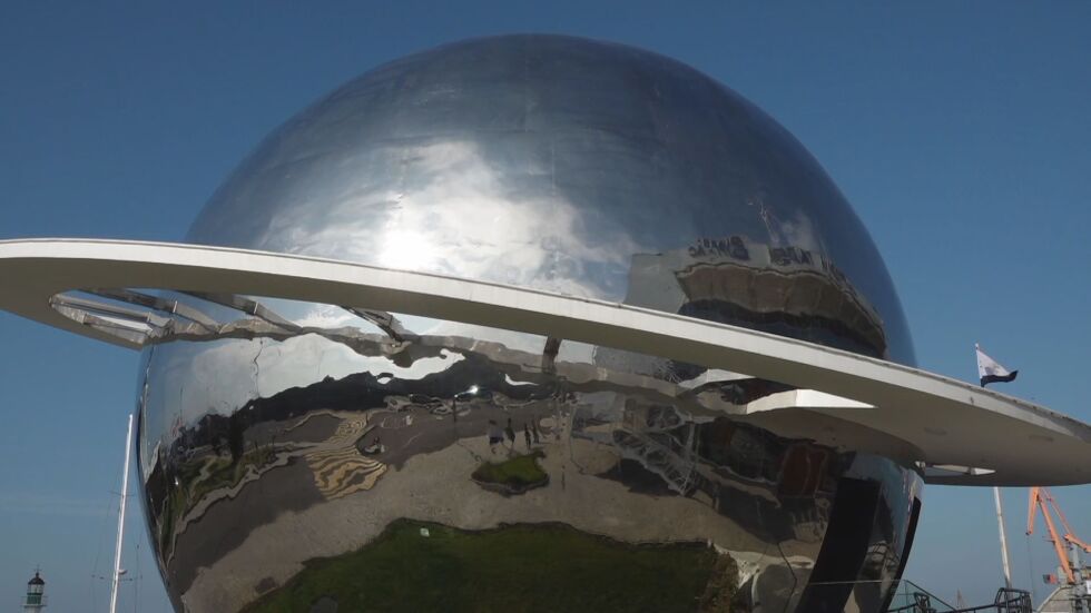 Наука на метри от морето: Бургас с нов планетариум