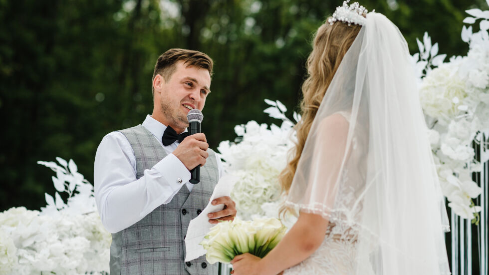 Младоженец разобличи в изневяра булката по време на сватбата, оставяйки семейството й да плати сметката