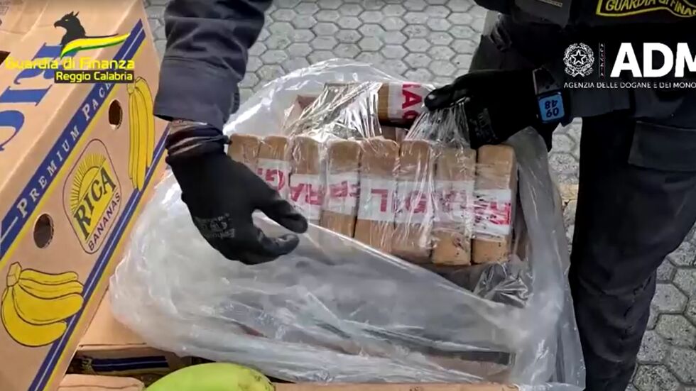 Удар срещу наркотрафика: 4 тона кокаин, скрит в кашони за банани, е заловен