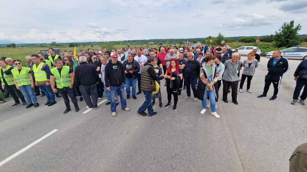 Протест срещу войната по пътищата във Врачанско: Блокираха международния път Е-79