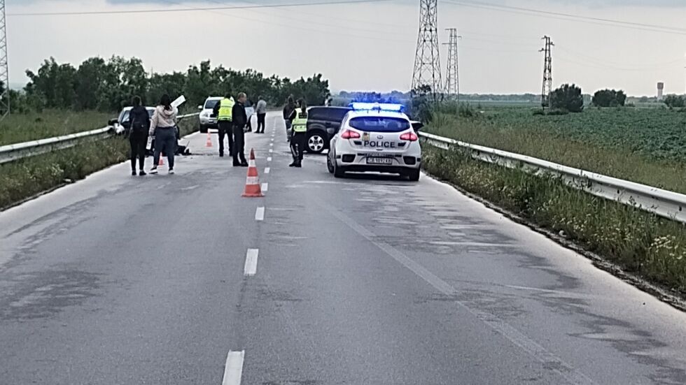 Челен сблъсък между два автомобила в Старозагорско, майка и две деца са сред пострадалите