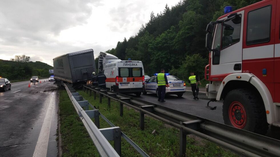 Катастрофа на "Тракия": Камион премина през мантинелата (СНИМКИ)