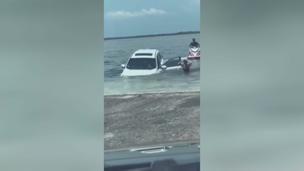 "С включени чистачки": Жена потопи колата си в езеро, докато кара назад (ВИДЕО)