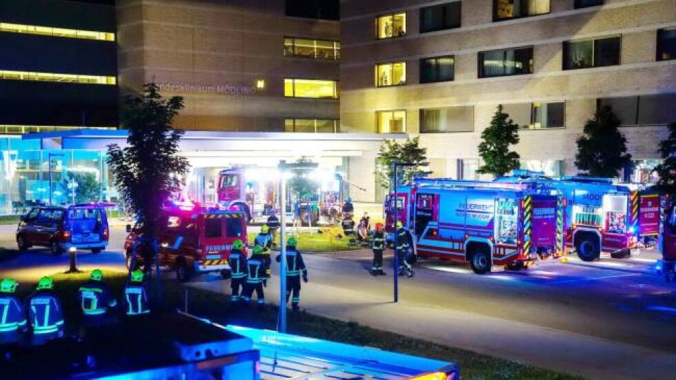 След два часа борба: 170 огнеборци овладяха пожар в болница край Виена, има загинали