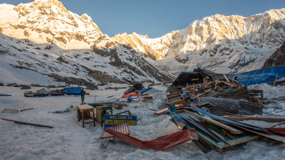 National Geographic: Всеки алпинист генерира 8 кг отпадъци на Eверест (ВИДЕО)