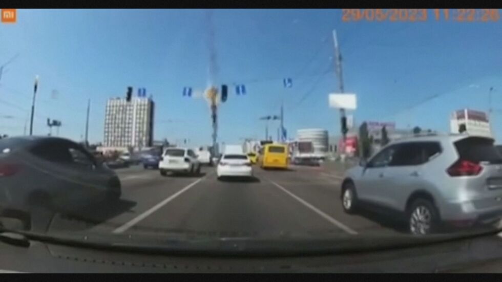 Видео показва как отломки от ракета падат върху оживен път в Киев