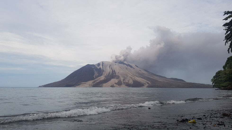„Изсипа се дъжд от камъни“: Евакуираха 12 000 души заради вулкан (ВИДЕО)